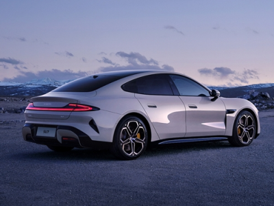 被传辞职上热搜 卢伟冰发文辟谣：今天上班 开小米SU7全程开启HAD 非常丝滑 !