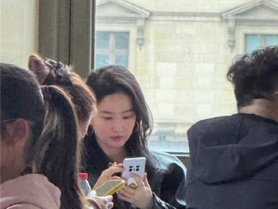 网友卢浮宫偶遇刘亦菲吃饭：意外发现她两年没换新手机 ！