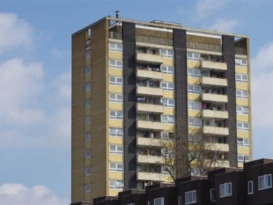 69岁老太12楼扔垃圾砸坏车辆被判刑引热议：官方提醒高空抛物太危险 ！