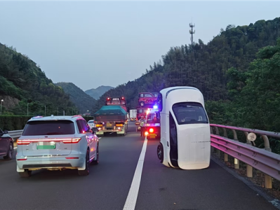 高速惊现站立的小汽车：车身90度直立稳如雕塑 ！