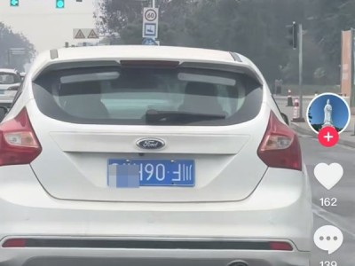 男子开着车牌倒装的汽车上路 交警：罚款200元记3分 ！