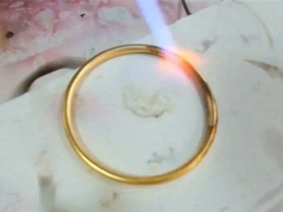 价值43.5万元！韩国一网友意外捡到375克金手镯引热议：无人认领拾者能合法拥有 ！