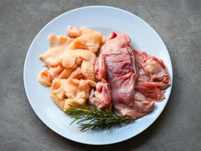 外卖堂食双标乱象曝光：堂食用鲜肉 外卖用冻肉预制菜 !