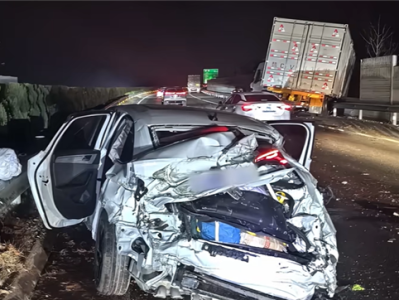 高速上小车硬挤货车夹缝：被来回撞击秒变废铁 ！