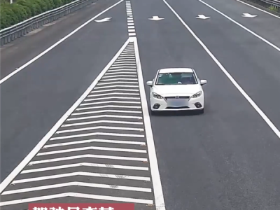 女司机高速路上直接原地刹停：自称从没上过高速 不太懂 !