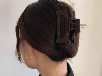 女子坐电瓶车摔倒：头被鲨鱼夹扎破 ！