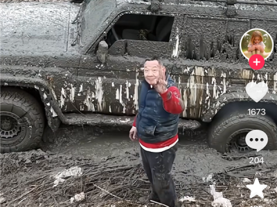 于东来参加越野活动驾车冲入泥潭 人和车都沾满泥仍玩得尽兴 还帮将掉进河滩车救出 ！