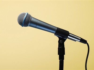 公司年会直播唱流行歌被判侵权：最终赔偿4万元 ！