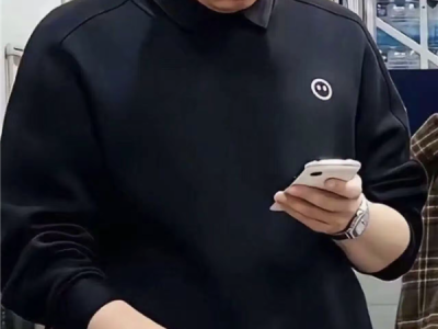 网友偶遇李想夫妇逛山姆超市 李想全程低头看手机 !