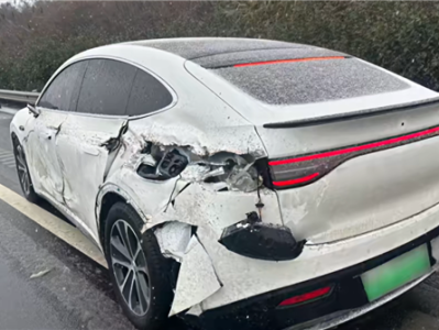 冰雪路面松开方向盘任由智驾代开 侧滑后撞大货车和护栏 ！