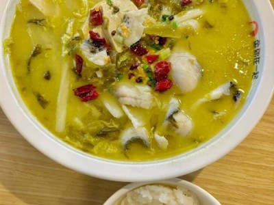 酸菜鱼连锁店菜盆藏3.5cm内增高：顾客被气笑了 !