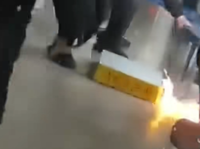 充电宝被拦男子竟怒摔 火车站突发起火太惊险 ！