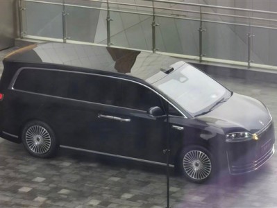 鸿蒙智行首款MPV 智界V9实车首曝：前后灯点亮辨识度超强 ！