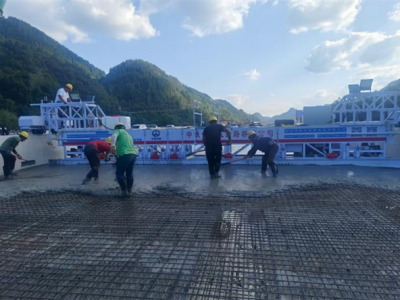 湖北恩施高速公路桥面智能铺装工法启用 效率翻倍降本40% ！