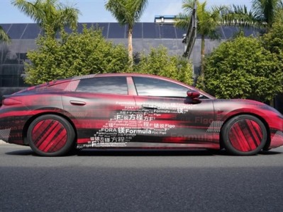 方程豹首款轿车谍照曝光！车长超5米 车身贴纸透露命名玄机 ！