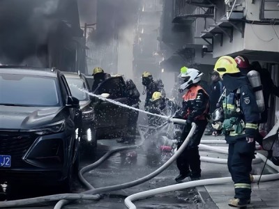 宁波外卖小哥救火视频获百万点赞：把消防员的活都干完了 ！