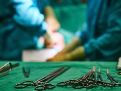 老人借用商家厕所猝死家属索赔20万引热议 法院驳回：网友应对老人家属重罚 !
