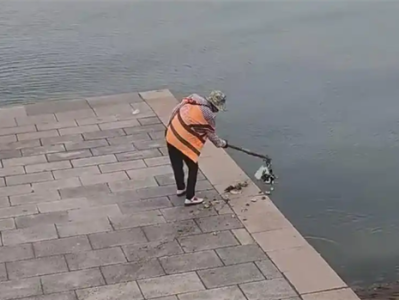 青岛一环卫工将垃圾扫进大海 景区回应：开除 扣发半个月工资 !