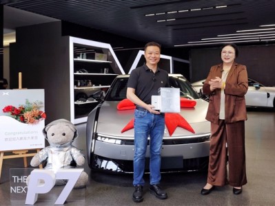 王凤英亲自交车！何小鹏喜提全新小鹏P7：没有鹏翼门的鹏翼版 !