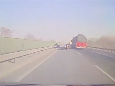 高速上摩托车和大货车斗气：被挂倒后失控摔下路基 !
