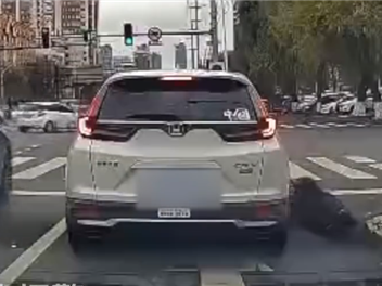 老人追上等红灯车辆碰下后备箱倒地 后车完整记录碰瓷全程：结果竟没追究责任 ！