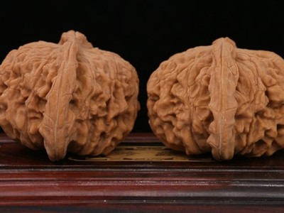 男子盘四年的文玩核桃竟是塑料制品：150元白花了 ！