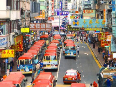 香港警方曝光新型碰瓷套路：先举报前车违规变道 再以急刹撞伤脖子索赔 !
