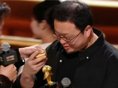 罗永浩禁言风波后现身B站颁奖晚会 领奖时奖杯意外折两半 ！