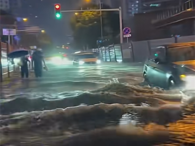 长沙暴雨多地积水 街道上开车如开船 ！