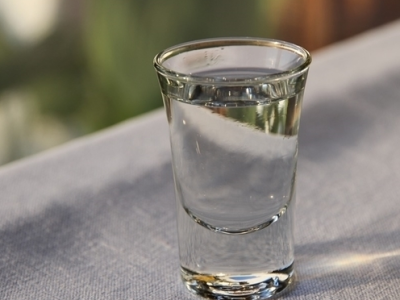 老人筷子蘸酒喂5月龄宝宝致肝损伤 医生：婴儿喝酒10克就能夺命 ！