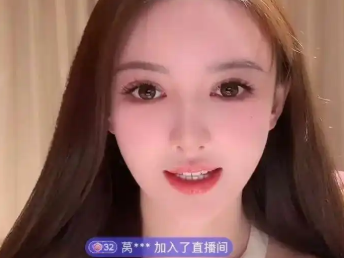 黄晓明前女友叶柯退网8个月后再开直播 在线人数瞬间10万＋ 被指为复出试水 !