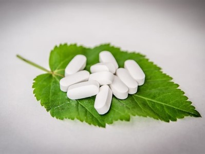 退休大叔狂吃保健品养生 致肝损害变身“小黄人” ！