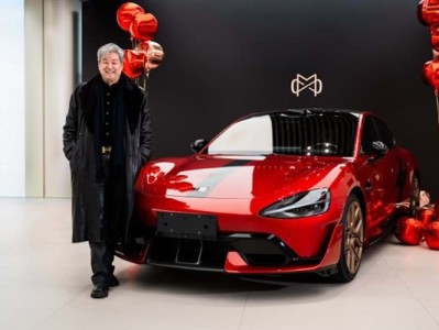 一眼尊贵！全国首台小米定制服务SU7 Ultra竞速红交付 !