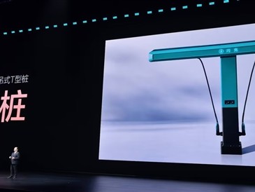 单枪功率1500kW 比亚迪发布闪充桩：悬吊设计、插拔不费劲 ！