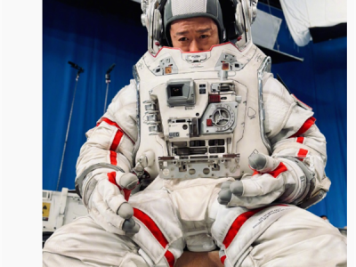 吴京晒《流浪地球3》片场照片：身穿航天服 直呼生无可恋3 !