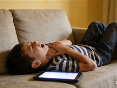 10岁男孩边玩平板边吃猪脚被卡喉：抢救无效不幸去世 ！