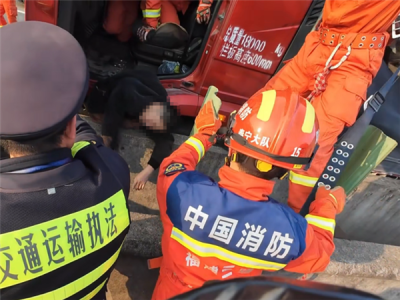 尴尬：男子跳车自救被卡20米高空 头朝下命悬一线 ！